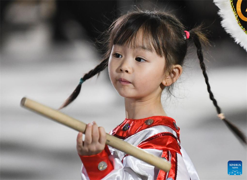 Menina de 5 anos pratica dança Yingge em Guangdong