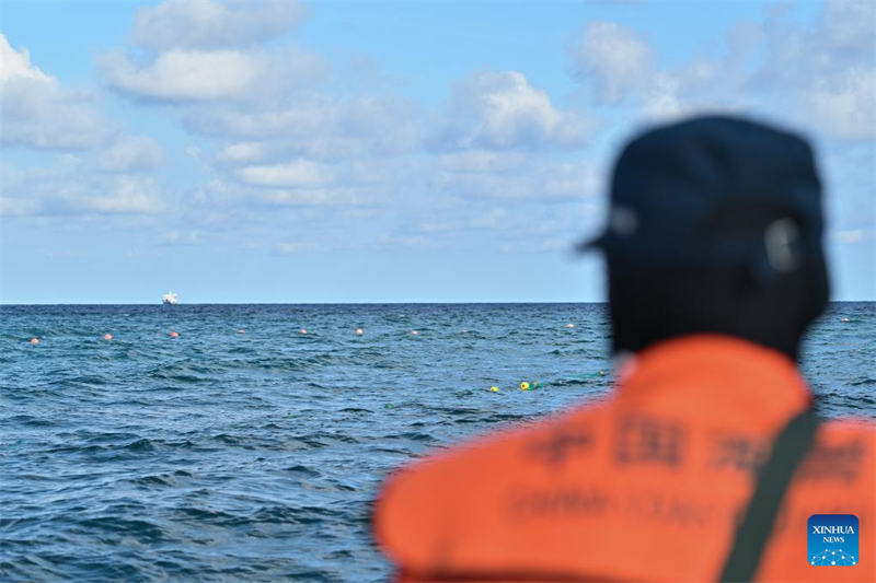 Tripulação da marinha filipina em navio encalhado ilegalmente destrói redes de pesca chinesas