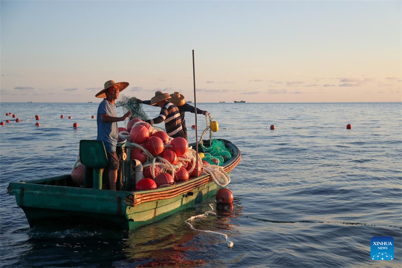 Tripulação da marinha filipina em navio encalhado ilegalmente destrói redes de pesca chinesas