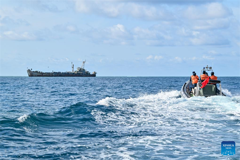 Tripulação da marinha filipina em navio encalhado ilegalmente destrói redes de pesca chinesas