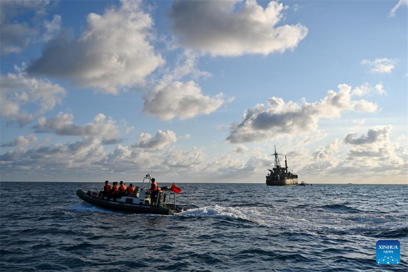 Tripulação da marinha filipina em navio encalhado ilegalmente destrói redes de pesca chinesas