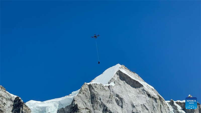 DJI faz 1º teste bem-sucedido no mundo de entrega por drone no Monte Qomolangma