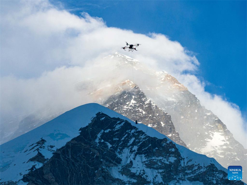 DJI faz 1º teste bem-sucedido no mundo de entrega por drone no Monte Qomolangma