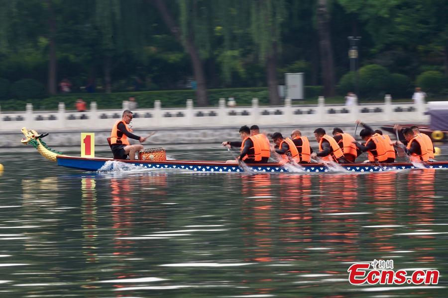 Beijing celebra Festival do Barco-Dragão com corrida no lago Shichahai