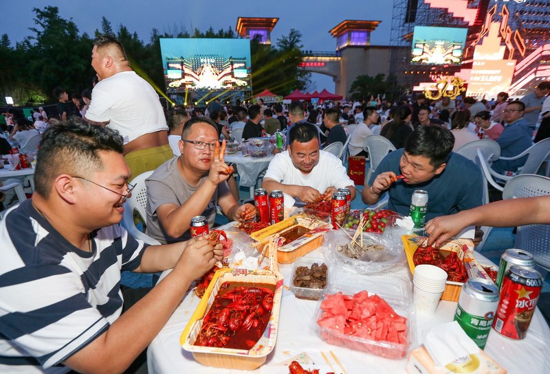 Festival do lagostim dá início a festa gourmet de verão no leste da China