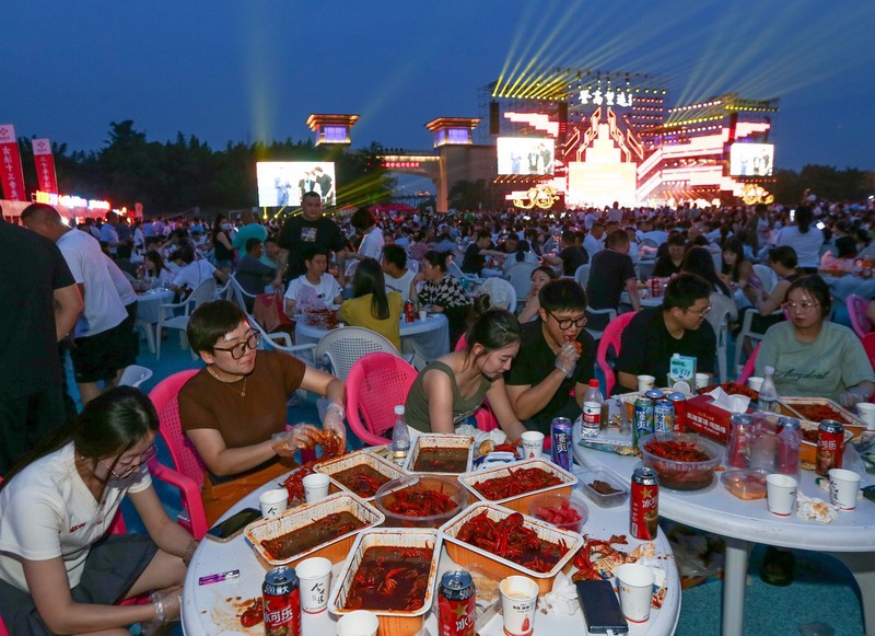 Festival do lagostim dá início a festa gourmet de verão no leste da China