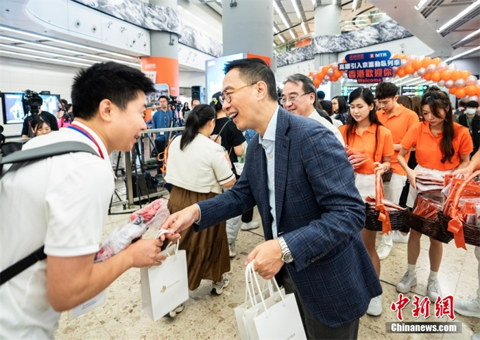 Trem de alta velocidade com leitos entre Beijing e Hong Kong abre oficialmente ao tráfego