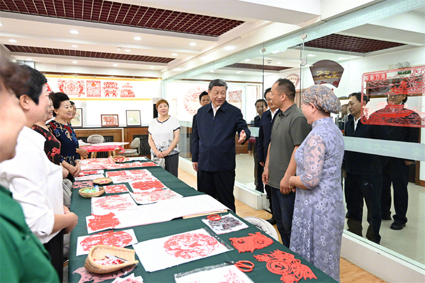 Xi Jinping pede serviços comunitários de alta qualidade para moradores