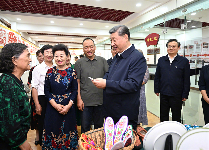 Xi Jinping pede serviços comunitários de alta qualidade para moradores