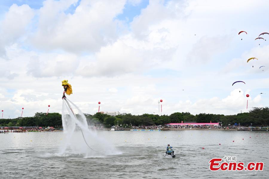 Dança do leão na água comemora corrida do Barco do Dragão