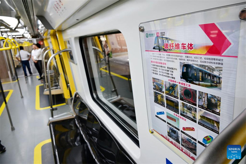 Vagão de metrô de fibra de carbono é lançado em Qingdao, na China