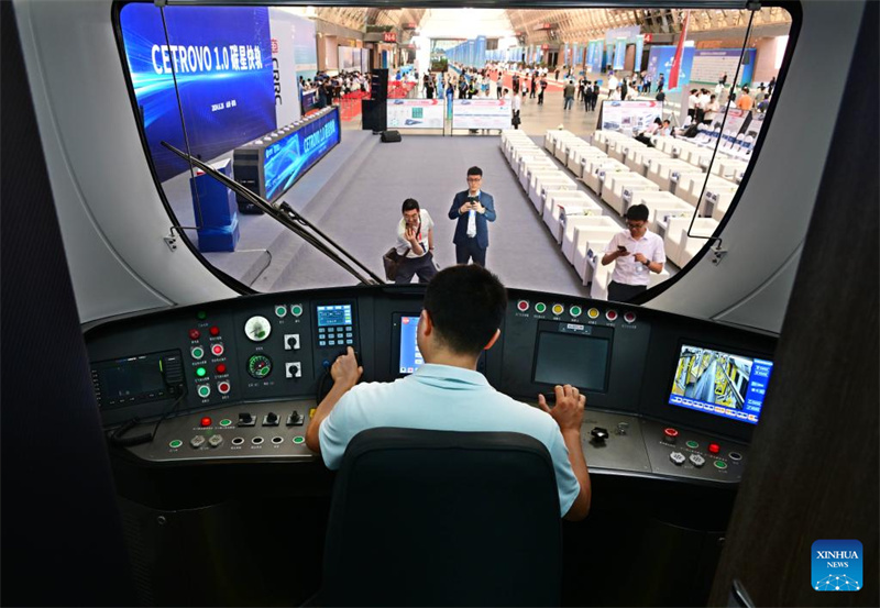 Vagão de metrô de fibra de carbono é lançado em Qingdao, na China