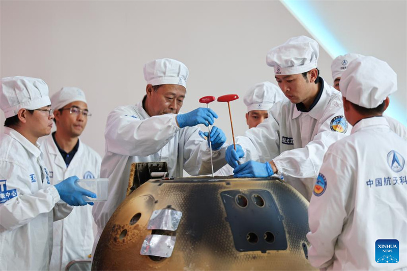 Retornador da sonda lunar Chang'e-6 foi aberto após chegar em Beijing