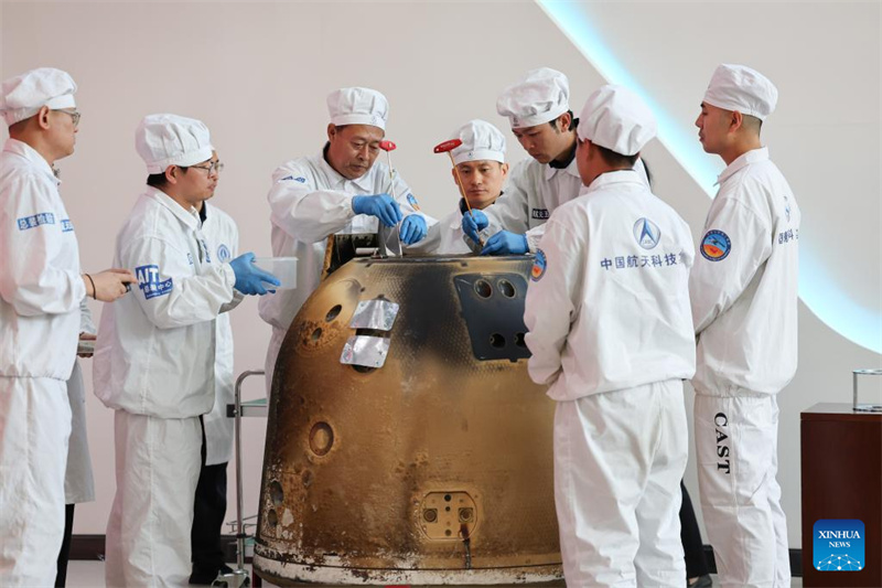 Retornador da sonda lunar Chang'e-6 foi aberto após chegar em Beijing