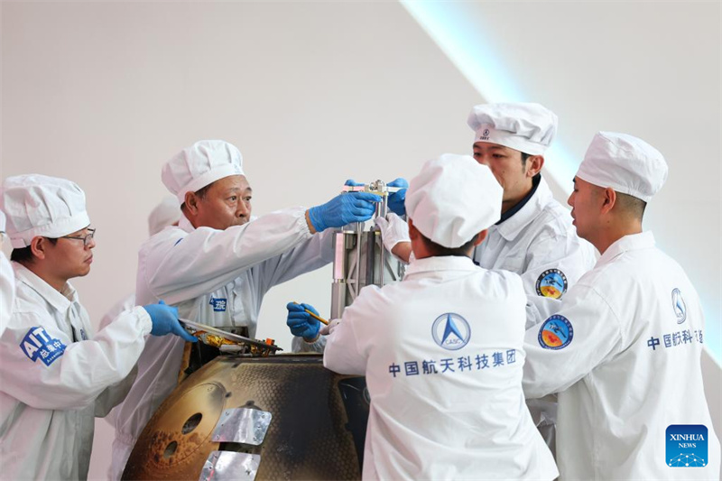 Retornador da sonda lunar Chang'e-6 foi aberto após chegar em Beijing