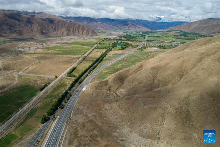 Rodovia que liga as maiores cidades de Xizang é aberta ao tráfego