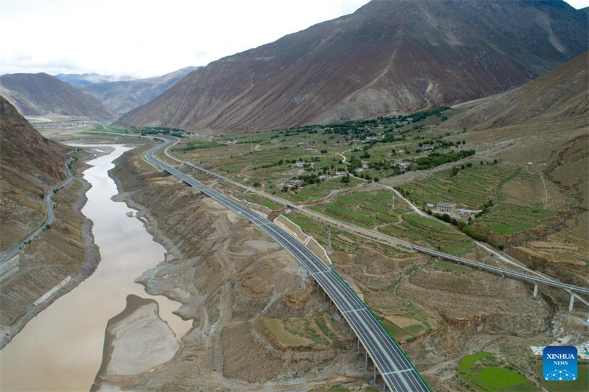Rodovia que liga as maiores cidades de Xizang é aberta ao tráfego