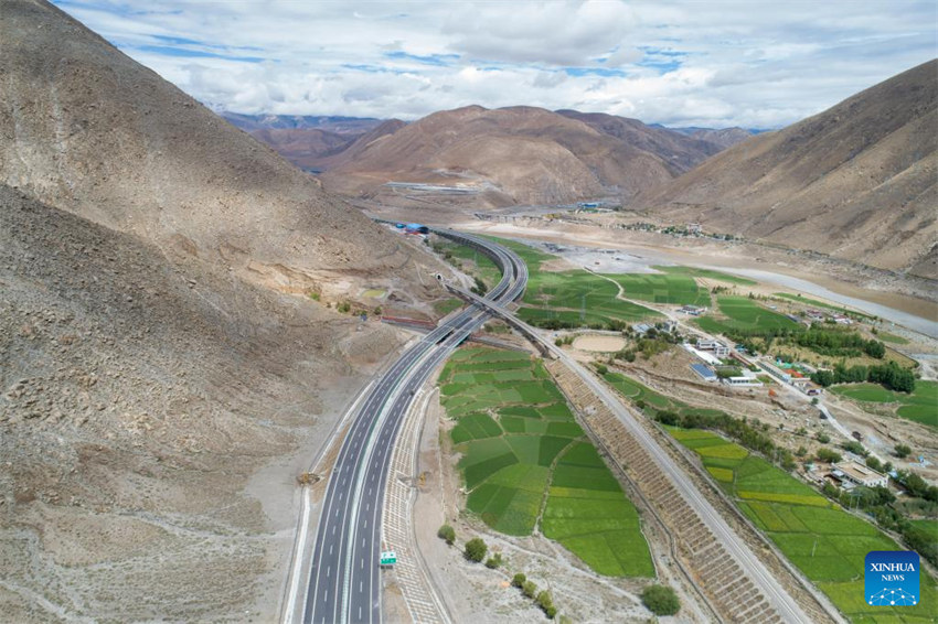 Rodovia que liga as maiores cidades de Xizang é aberta ao tráfego