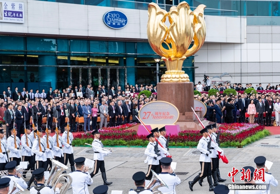 Hong Kong realiza cerimônia de hasteamento da bandeira para celebrar o 27º aniversário do retorno à pátria