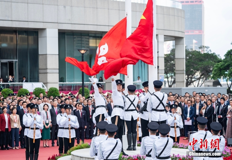 Hong Kong realiza cerimônia de hasteamento da bandeira para celebrar o 27º aniversário do retorno à pátria