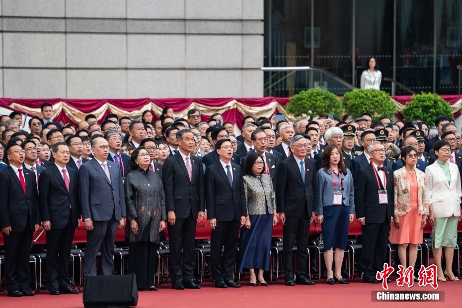 Hong Kong realiza cerimônia de hasteamento da bandeira para celebrar o 27º aniversário do retorno à pátria