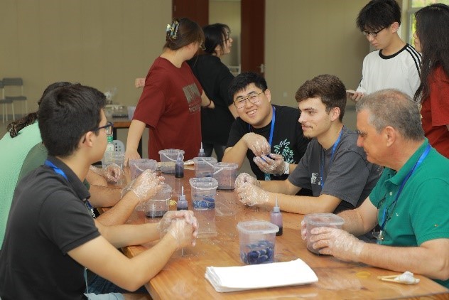 Professores e alunos da Oficina Luban em Portugal experienciam a cultura tradicional chinesa