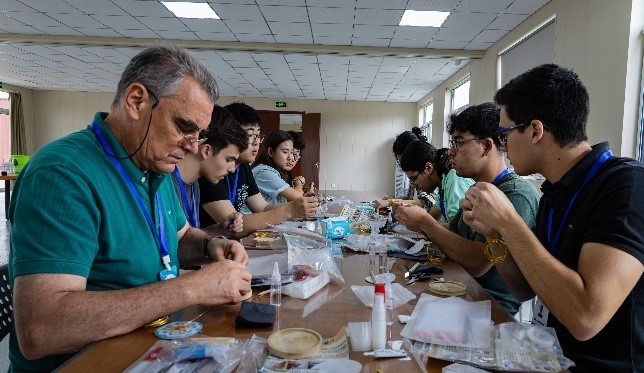 Professores e alunos da Oficina Luban em Portugal experienciam a cultura tradicional chinesa