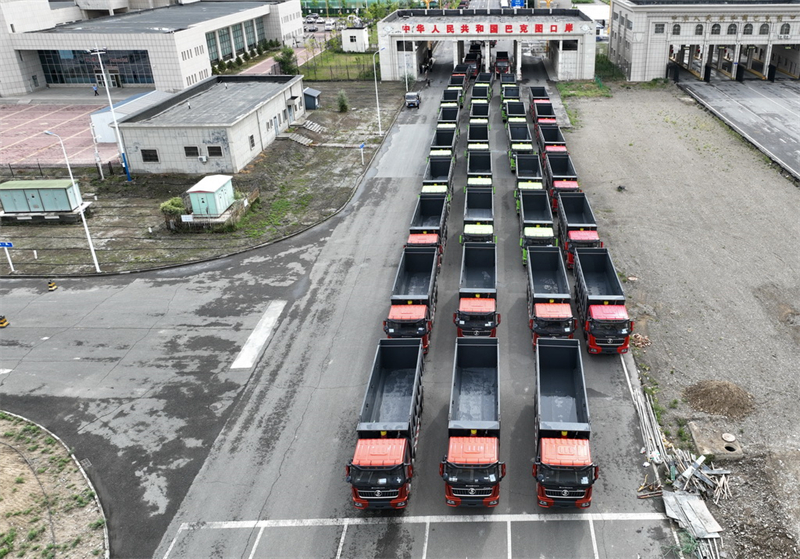 Tráfego de veículos de transporte na fronteira China-Cazaquistão no porto de Baketu ultrapassa 30.000 viagens