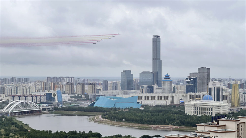 Cazaquistão dá boas-vindas ao presidente chinês com rastros vermelhos e amarelos da fumaça de jatos