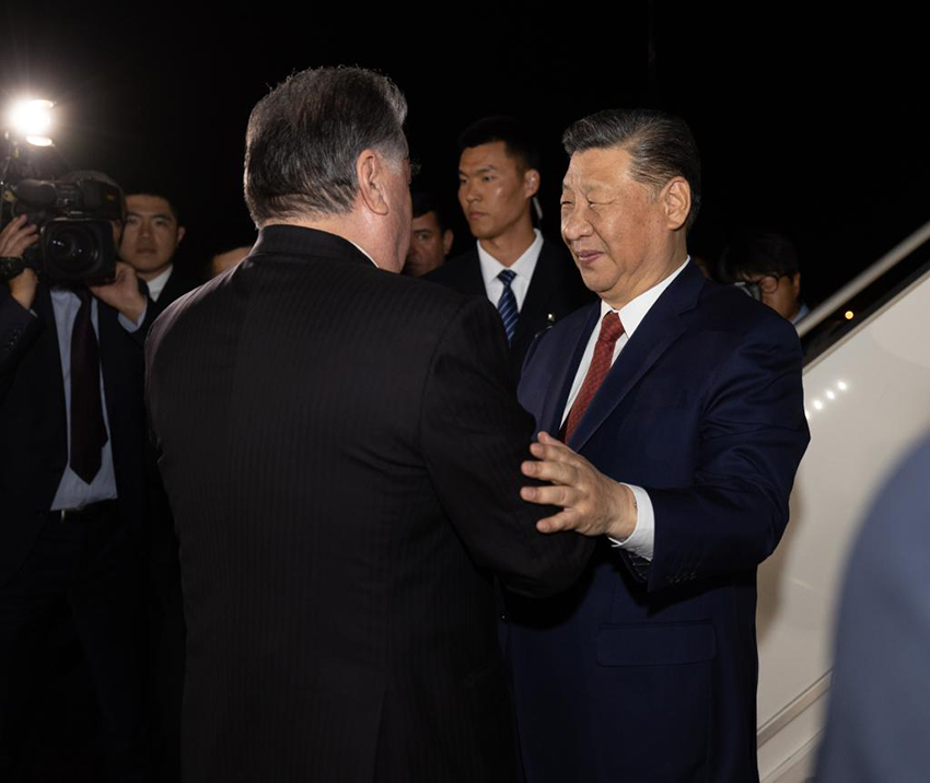 Xi Jinping chega ao Tadjiquistão para visita de Estado