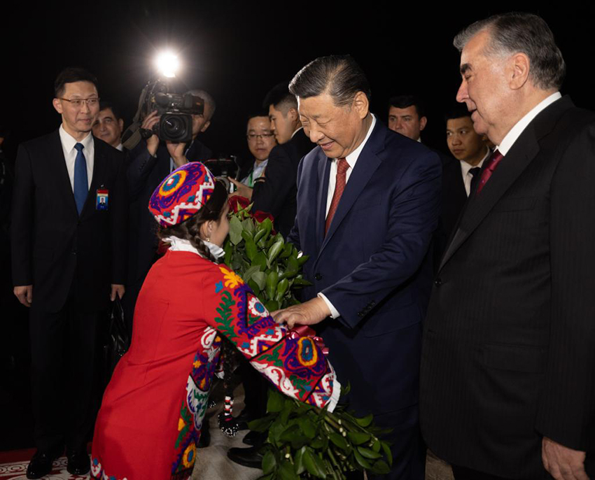 Xi Jinping chega ao Tadjiquistão para visita de Estado