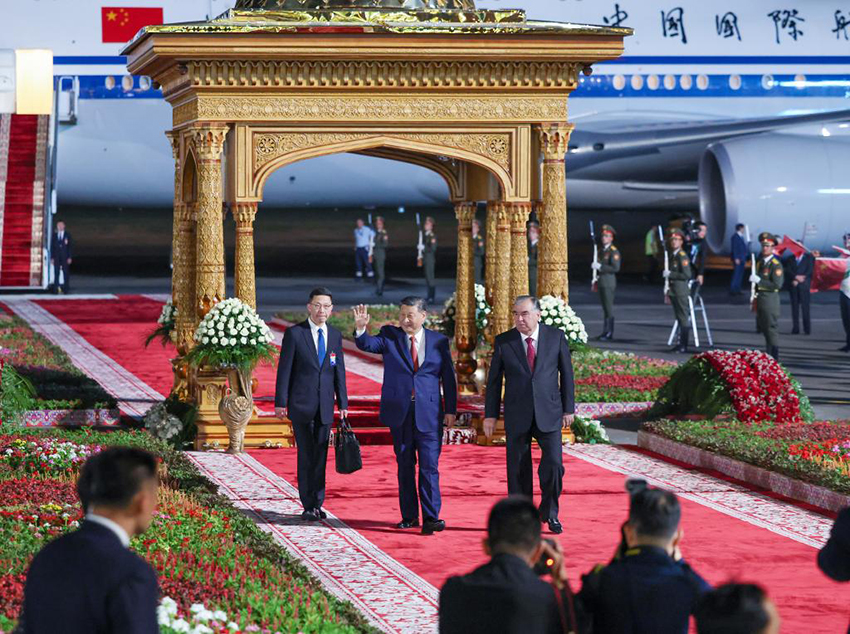 Xi Jinping chega ao Tadjiquistão para visita de Estado