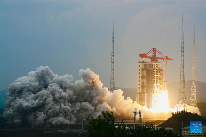 China lança com sucesso novo grupo de satélites