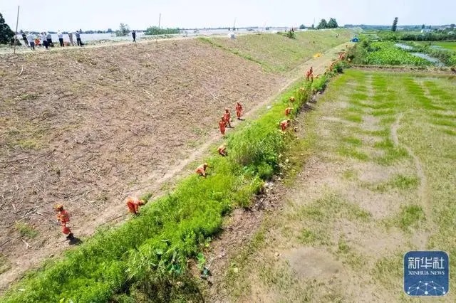 Equipes de resgate se apressam para fortalecer aterro no segundo maior lago de água doce da China