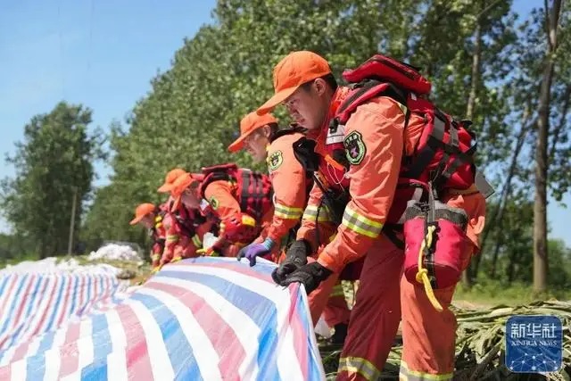 Equipes de resgate se apressam para fortalecer aterro no segundo maior lago de água doce da China