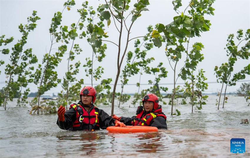 Equipe de resgate drena água de inundação no dique do Lago Dongting em Hunan