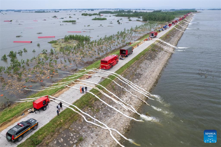 Equipe de resgate drena água de inundação no dique do Lago Dongting em Hunan