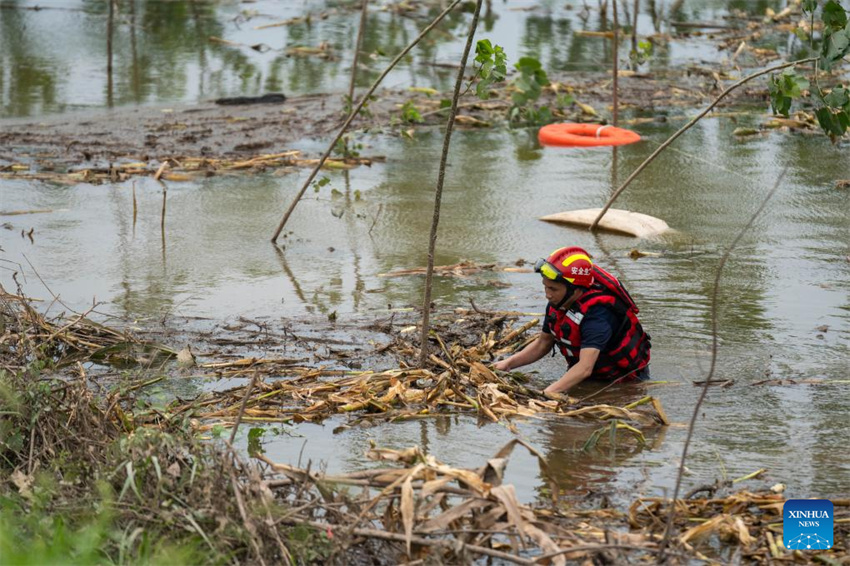 Equipe de resgate drena água de inundação no dique do Lago Dongting em Hunan