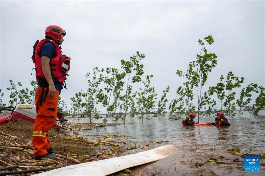 Equipe de resgate drena água de inundação no dique do Lago Dongting em Hunan