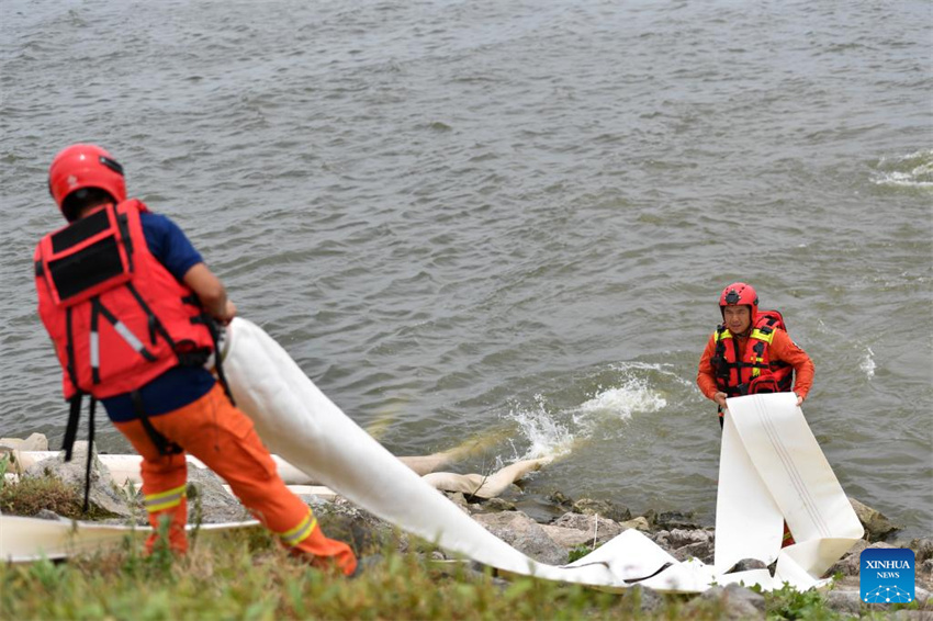 Equipe de resgate drena água de inundação no dique do Lago Dongting em Hunan