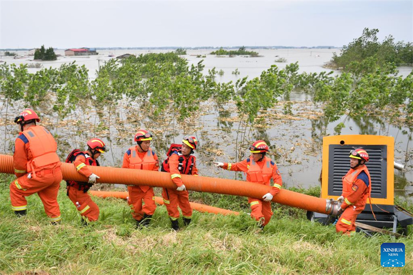 Equipe de resgate drena água de inundação no dique do Lago Dongting em Hunan