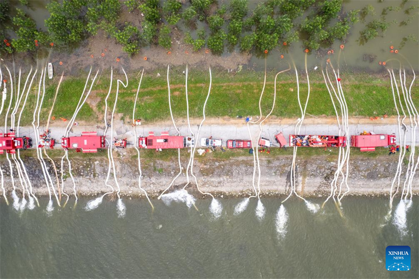 Equipe de resgate drena água de inundação no dique do Lago Dongting em Hunan