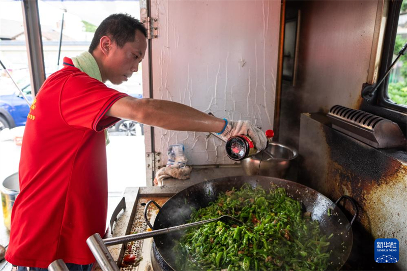 Cantina temporária fornece refeições gratuitas para equipes de resgate no lago Dongting