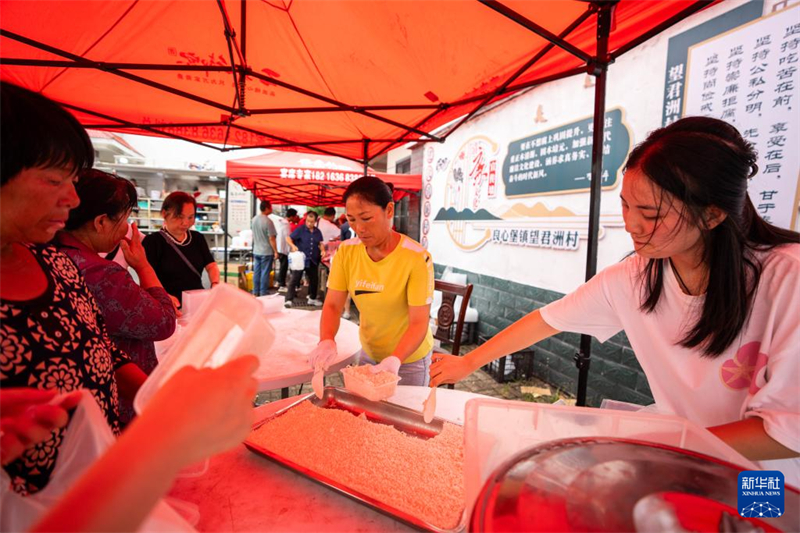 Cantina temporária fornece refeições gratuitas para equipes de resgate no lago Dongting