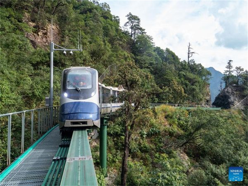 Trens de transporte em área montanhosa proporcionam experiência de viagem única no leste da China