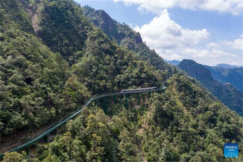 Trens de transporte em área montanhosa proporcionam experiência de viagem única no leste da China