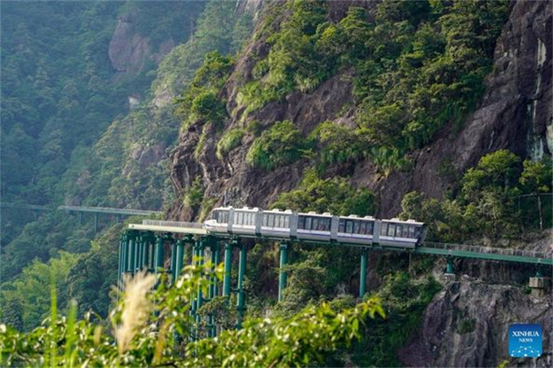 Trens de transporte em área montanhosa proporcionam experiência de viagem única no leste da China