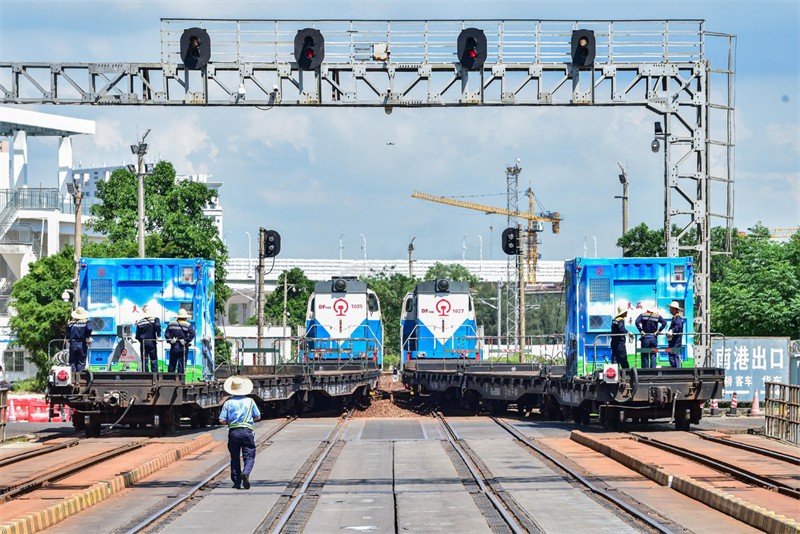 Primeira unidade móvel de armazenamento de energia entra em operação em trem transoceânico de Hainan