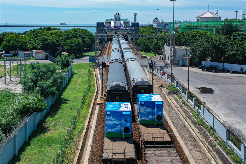 Primeira unidade móvel de armazenamento de energia entra em operação em trem transoceânico de Hainan