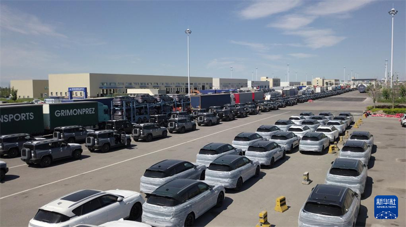 Saída de automóveis pelo porto de fronteira rodoviária de Khorgos, em Xinjiang, está em alta